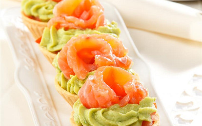 Тарталетки с семгой и авокадо