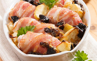 Куриное филе с черносливом в беконе