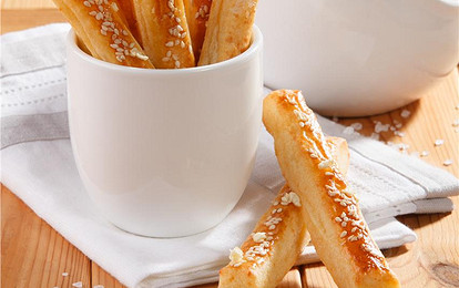 Сырные палочки с чесноком и кунжутом