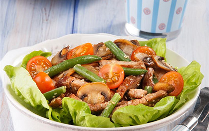 Теплый салат с фасолью