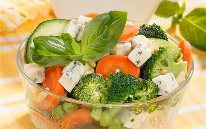 Салат с брокколи и сыром