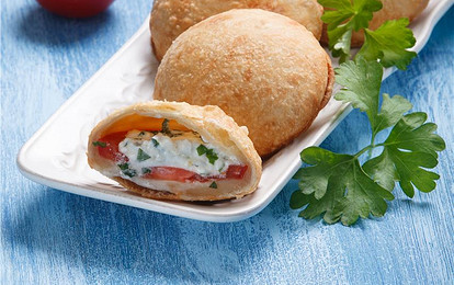 Жареные пирожки с помидорами и брынзой
