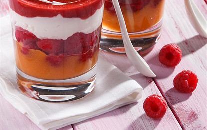 Ягодный десерт из малины, клубники и творога
