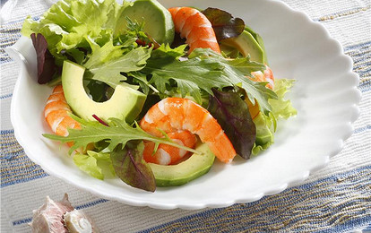 Салат с креветками и авокадо