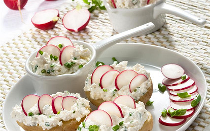 Молодой картофель с творожной начинкой