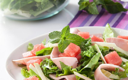 Салат с ветчиной и кусочками арбуза