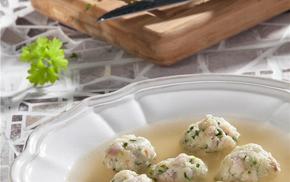 Хлебные кнедли с куриным бульоном