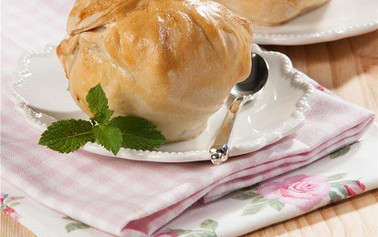 Яблоки в тесте с ореховой начинкой