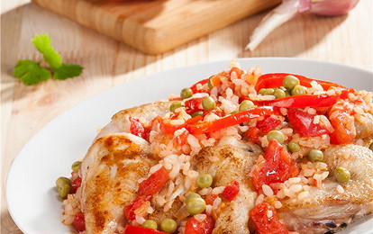 Тушеная курица по-гавански с рисом и зеленым горошком