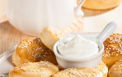 Воздушные пышки со сметаной и кунжутом