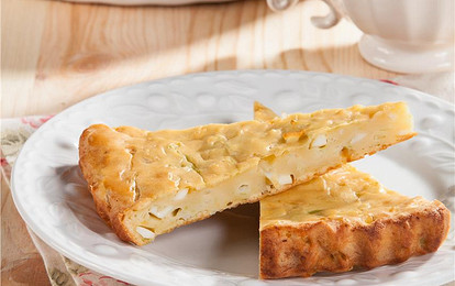 Быстрая шарлотка с капустой, жареным луком и яйцом