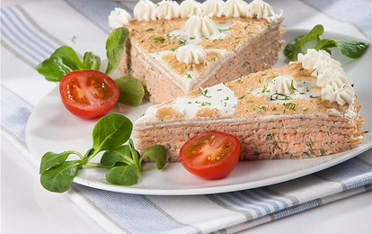 Блинный торт с нежным муссом из семги