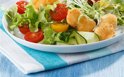 Жареный сыр с салатом из свежих овощей