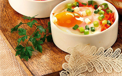 Яичница-глазунья, запеченная с овощами и зеленью