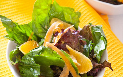 Итальянский салат с тонкой стружкой из моркови со шпинатом