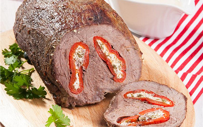 Рулет из говядины с начинкой из красного перца и брынзы