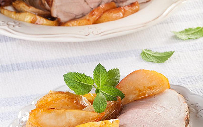 Запеченная свинина с гарниром из сладких груш