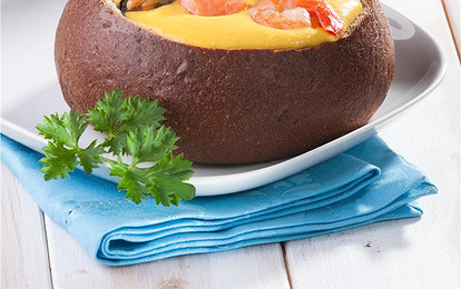 Крем-суп с морепродуктами в хрустящей буханке хлеба