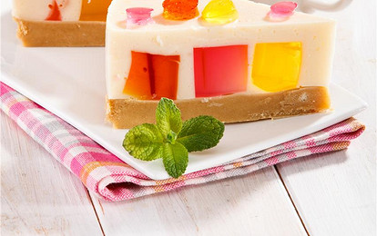 Йогуртовый торт с разноцветными кубиками желе