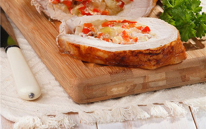 Рулет из свинины с начинкой из яблок и сладкого перца
