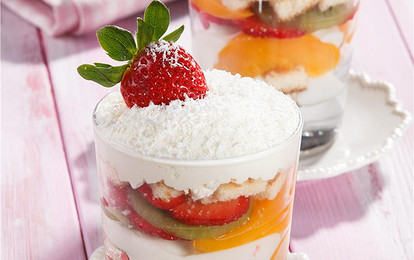 Нежные трайфлы с клубникой, персиками и киви