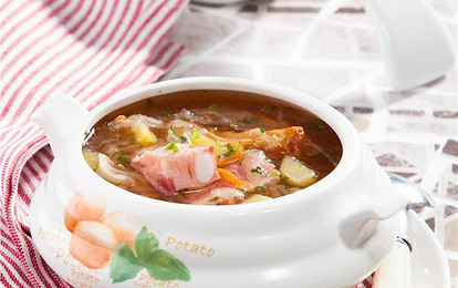 Щи с квашеной капустой и копчеными свиными ребрышками