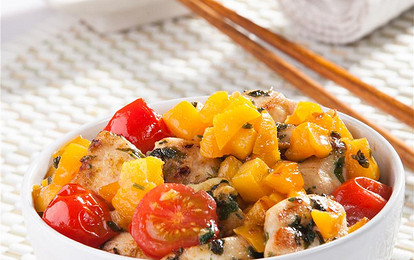 Золотистая курочка с персиками, помидорами и корнем имбиря