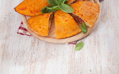 Кальцоне с двумя видами сыра