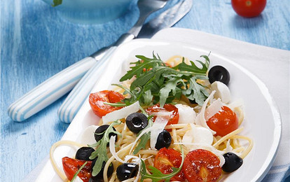 Салат со спагетти и рукколой