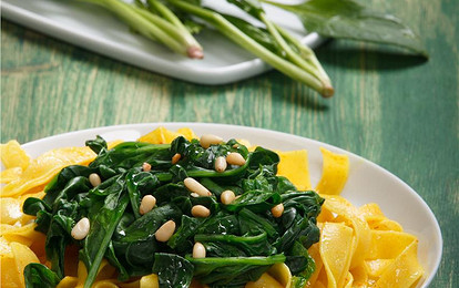 Лапша со шпинатом и луком