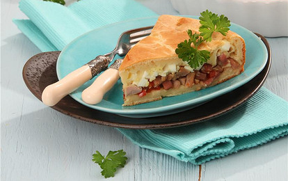 Пирог с куриной грудкой и сардельками