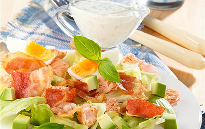 Салат с форелью и авокадо
