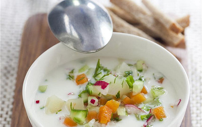 Окрошка на кефире с зеленью, огурцом, редисом и ветчиной