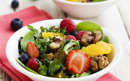 Салат с сочными ягодами и апельсином