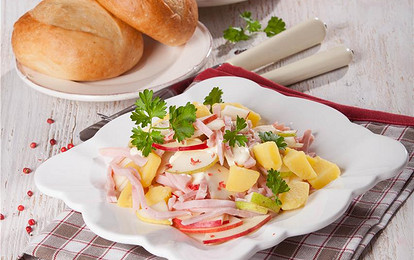 Салат с картофелем и фруктами