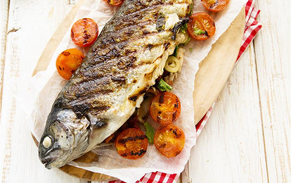 Форель с помидорами