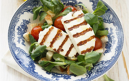 Салат с сыром халуми