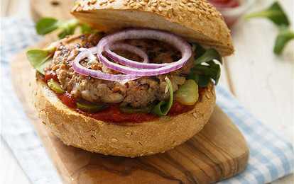 Бургер с корнишонами