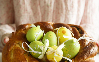 Пасхальный венок с орехами