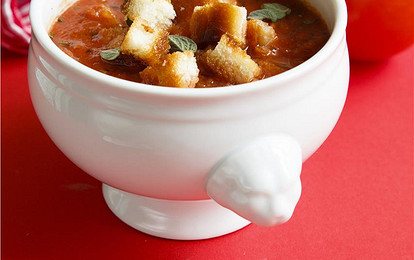 Томатный суп с сухариками на курином бульоне