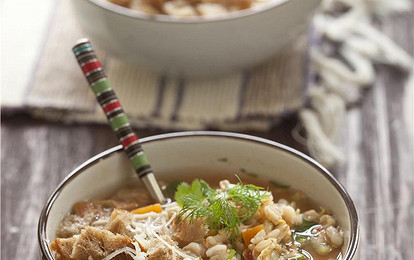 Овсяная похлебка с морковью, сельдереем и сухариками