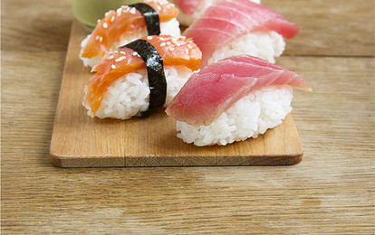 Суши с копченым тунцом и красной рыбой