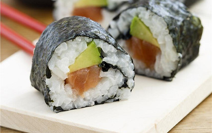 Ролл с авокадо и лососем