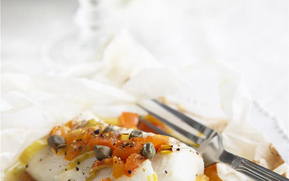 Треска с каперсами и луком пореем