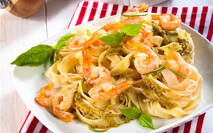 Феттучини с соусом песто и креветками
