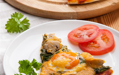 Пицца с яйцами и шпинатом