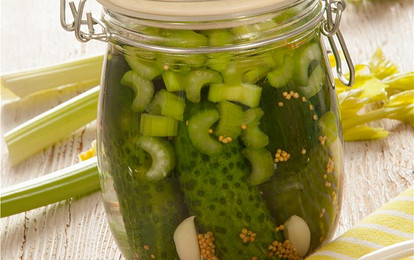 Огурцы с сельдереем