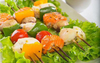 Рыба на шпажках с шампиньонами