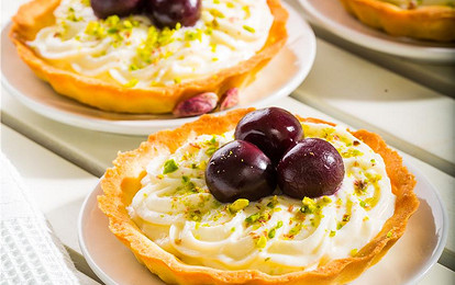 Песочные пирожные с черешней