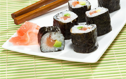 Роллы с лососем и авокадо